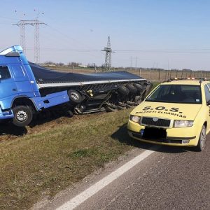 FOTÓK: Árokba hajtott egy kamionos az M3-as autópályán – Úgy tudjuk a sofőr elaludt