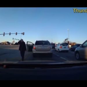 VIDEÓ: Pirosnál állva beletolatott a mögötte állóba az idős úr, majd kiszállt, ekkor pedig elgurult az autója