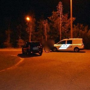 Az autó motorháztetején feküdt a férfi – Lerepült a kanyarban