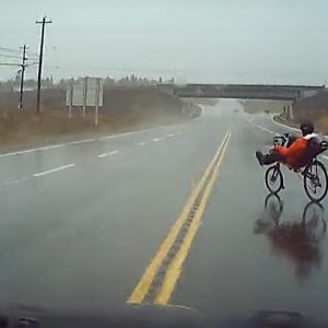 VIDEÓ: Döbbenet, amit ez a bringás művelt a 4 sávos úton
