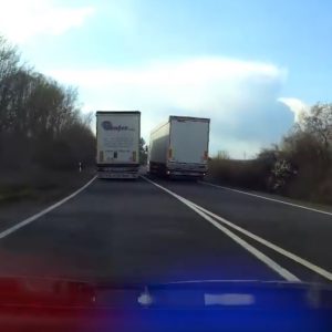 VIDEÓ: Gátlástalan kamionost pofátlan(tan)ítottak a rendőrök