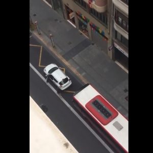 VIDEÓ: Ezt a buszsofőrt bizony kár volt felbosszantani