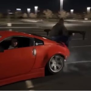 VIDEÓ: Egy kövér gázzal szabadult meg a „potyautastól” az autós!?