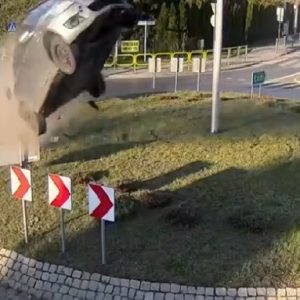 VIDEÓ: Hatalmasat repült a körforgalomba csapódó Suzuki