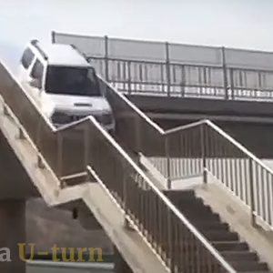 VIDEÓ: A gyalogos felüljárón fordult meg Jimny-jével, mert benézte a kijáratot