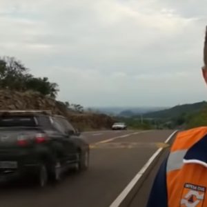 Éppen ecsetelte a fekvőrendőr hasznosságát, amikor jött ő…