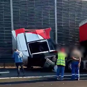 VIDEÓ: Zajvédőfalnak csapódott egy kamion az M3-ason, Gödöllőnél