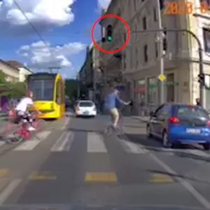 VIDEÓ: Minden feltétel adott volt, hogy elgázoltassa magát a kerékpáros