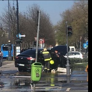 Baleset volt a Kodály köröndnél, egy villanyoszlop és egy tűzcsap is kidőlt