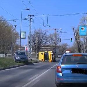 VIDEÓ: Felvételen a mentőautó felborulása Zuglóban – meghökkentő részletek