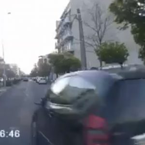 VIDEÓ: A padkán átgázolva, jobbról előzte a gyalogost elengedő autót a suttyó