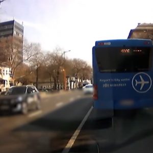 VIDEÓ: 45 másodpercen át képtelen volt lehúzódni a kéklámpás elől a 100E
