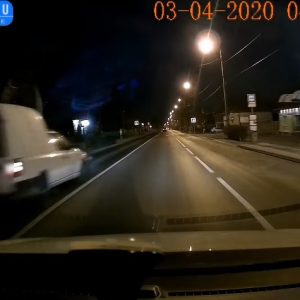 VIDEÓ: Záróvonalon előzés, száguldozás, majd randi a pirosnál