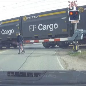 VIDEÓ: Fogakat összeszorítani! Fél másodpercet adott neki a sors