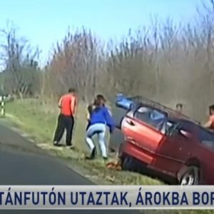 VIDEÓ: Az utánfutóján is ültek annak az autónak, ami az árokba borult pár napja