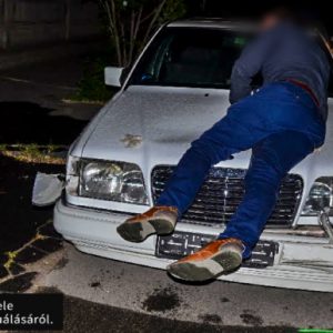 55 méteren át vitte a motorháztetőn a vétlen sofőrt, mert az vissza akarta tartani