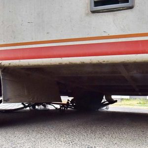 VIDEÓ: Maga alá gyűrte a busz a kanyarodó kerékpárt