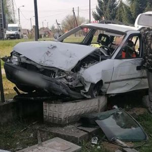 Kerítésnek, majd urnafalnak ütközött, melyet kidöntött. Próbálják szakszerűen összeszedni a hamvakat