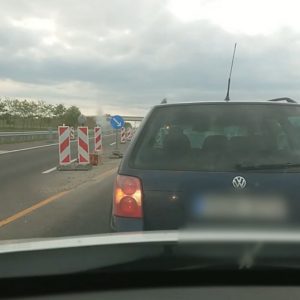 0-ra megállt, majd megfordult a 4-es út közepén. Senki, a mögötte jövő kamion sem zavarta