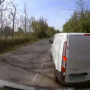 Kisbabájával autózva veszélyeztetett. Megbilincselték. Volt előzmény!