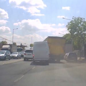 VIDEÓ: Kakaskodásból lett baleset a Grassalkovich úton, ami könnyen súlyosabb is lehetett volna