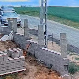 Felvételen, ahogy telibever egy parkoló autót, majd elhajt a 17. kerületben