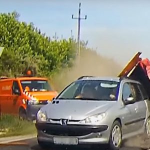 Videón, ahogy belerohan a szabályosan várakozó autósba a 8-as főúton