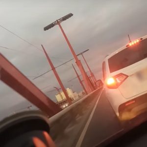 VIDEÓ: Büntetőfékezett és balesetet okozott. A 67 éves férfi jogosítványát bevonták