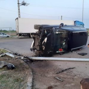 A körforgalomból, a szembe sávból behajtva repült ki a szomszédos benzinkútra Halásztelken