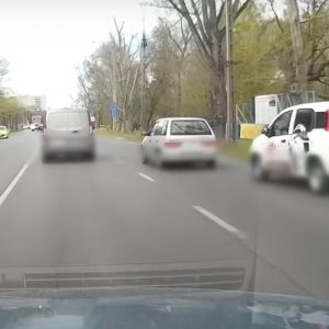 VIDEÓ: Büntetőfékezős kakaskodás, amiben egy harmadik sofőr húzta a rövidebbet