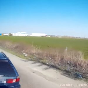 VIDEÓ: Büntetőfékezéssel vett revansot az elé kiforduló kamionoson az autós