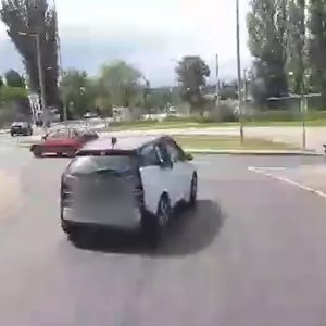 VIDEÓ: A Kozma utcai körforgalomban áll a dugó, de ő megoldja az I3-mal