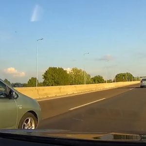 VIDEÓ, amivel sok olvasónk álma teljesül: Belső sávot bérelt, majd szörnyen reagált az M5-ösön