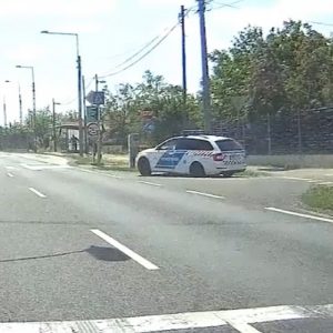 VIDEÓ: Instant karma a 4-esen. Keményen odaléptek a rendőrök