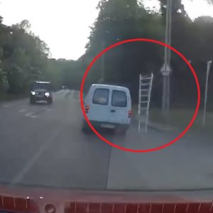 Videón, ahogy a rosszul rögzített létra elszabadul az országúton