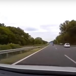 VIDEÓ: Ez a motoros sem érzett túl sok felelősséget magáért és a hozzátartozóiért az M7-esen