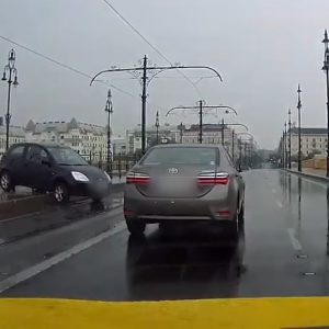 VIDEÓ: Hatalmas piruettel, a peronon végezte ma reggel egy autós a Margit hídon
