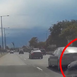 VIDEÓ: Nem bírt magával az M3 bevezetőn a Lexus sofőrje. Centiken múlott a baleset