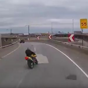 VIDEÓ: Egészen elképesztő, de leugratott a felüljáróról egy motoros Kanadában