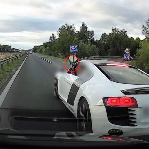VIDEÓ: Büntetett az R8-cal és valami igazolványt lobogtatva próbálta megállásra kényszeríteni olvasónkat az M0-son