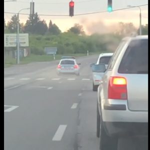 Megint terjed egy videó, egy sajnos szabálytalan rendőrautó manőveréről
