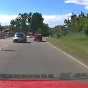 VIDEÓ: Olyat előzött tegnap Vácon a bogaras, hogy a pofátlan(tan)ító is besírna