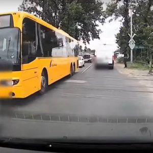 A vasúti átjárók legfrissebb „hősei”, avagy igazi töketlen bénázások