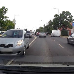VIDEÓ: Lezúzták autóját Szentendrén és nem álltak meg. Gábor örült, hogy volt kamerája
