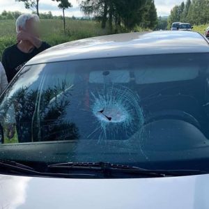 Vasdarab zuhant egy autóba, kis híján halált okozva tegnap. Keresik a kistehert, amiről lezuhant