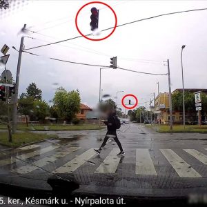 VIDEÓ: Őrült sofőr | Jó, hogy aznap 13 másodperccel hamarabb indult el a mobiljába meredő srác