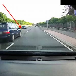 VIDEÓ: Ha ekkora tempónál le kell tenned a jobb szélét az útról, akkor kezdhetsz imádkozni