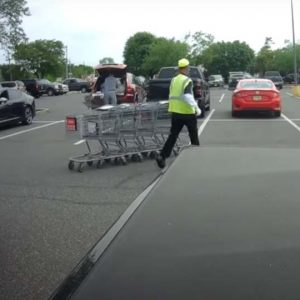 VIDEÓ: Ő csak el akarta rendezni a bevásárlókocsikat az áruházi parkolóban