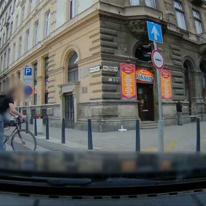 VIDEÓ: Ezúttal megúszta, de ha így folytatja, biztosan megéli egyszer, hogy elgázolják