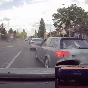 VIDEÓ: Nem viselte jól, hogy a lámpa után nem engedték bepofátlankodni
